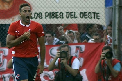 Parra festeja uno de sus tantos para la victoria del Rojo
