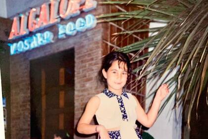 Una de las hijas de Alberto Cattach en la apertura del primer Al Galope, en el barrio de Flores