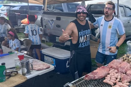 Parrillada completa de hinchas argentinos en la previa de Argentina-Perú, en Miami