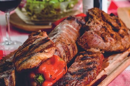 Parrillada de variedad de carnes como la hace Gastón Riveira.