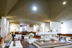 Parroquia Nuestra Señora de Fátima una de las pocas iglesias católicas con arquitectura moderna de Buenos Aires, un emblema de norte del conurbano.
El cura párroco, Juampi Jazminoy