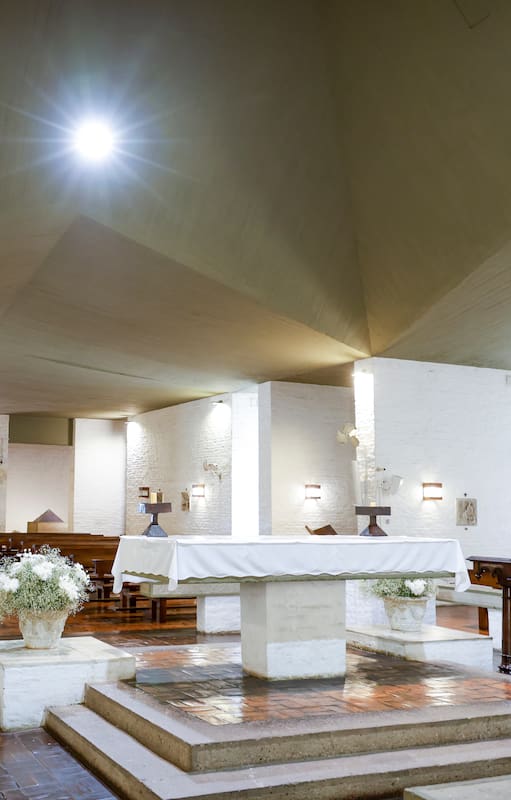 Parroquia Nuestra Señora de Fátima una de las pocas iglesias católicas con arquitectura moderna de Buenos Aires, un emblema de norte del conurbano.
El cura párroco, Juampi Jazminoy