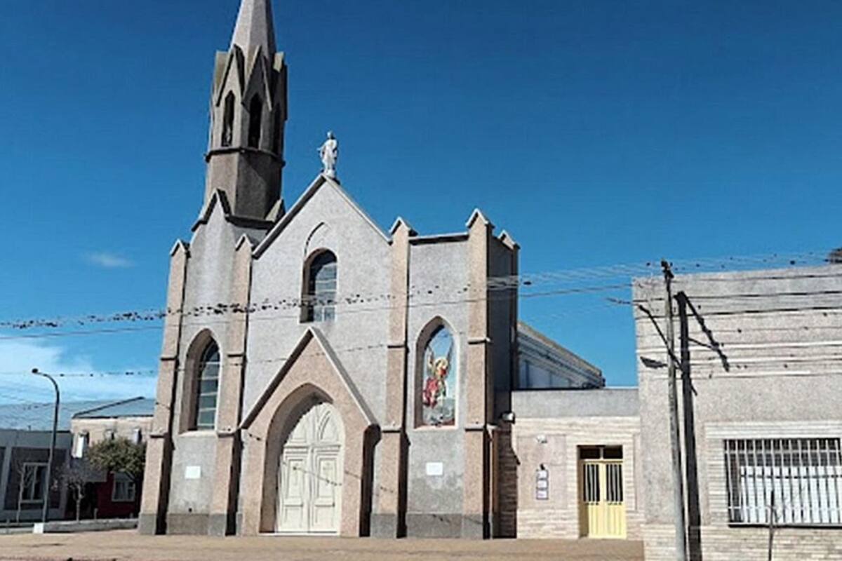 Parroquia San Miguel Arcángel, de Máximo Paz, donde se desempeña el sacerdote baleado el sábado pasado