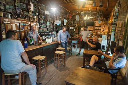 Parroquianos del bar El 2 de Mayo.