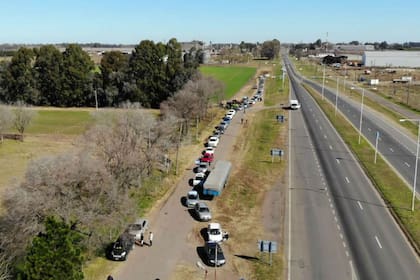 Parte de la caravana de productores que de Bragado marcharon a Alberti