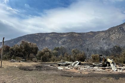 Parte de la casa familiar, en ruinas, completamente quemada tras el incendio