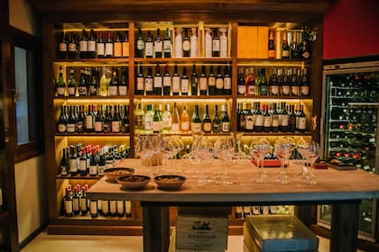 Parte de la cava de vinos en San Juan.