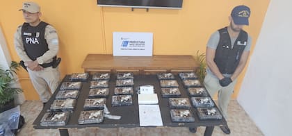 Parte de la cocaína secuestrada por la Prefectura en Arroyo Seco