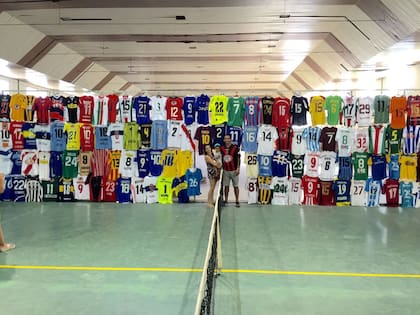 Parte de la colección de 400 camisetas de Cellerino; en la imagen, junto con su mujer, Sabela, y su hijo Noah