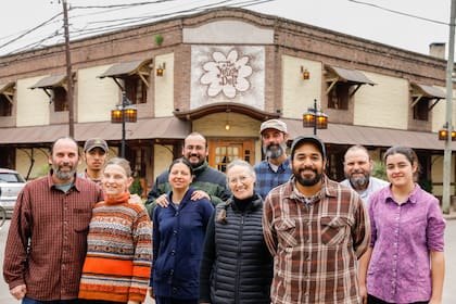 Parte de la comunidad, con el restaurante detrás.