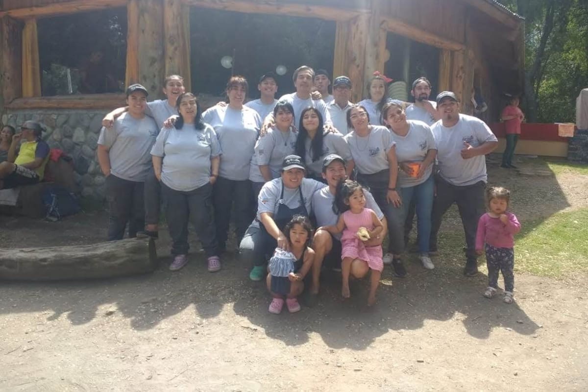 Parte de la comunidad Wiritray, en el camping intercultural Relmu Lafken, donde reciben a turistas desde octubre hasta abril. Ahí dan talleres, enseñan música, ofrecen comidas típicas y brindan explicaciones sobre la cultura mapuche