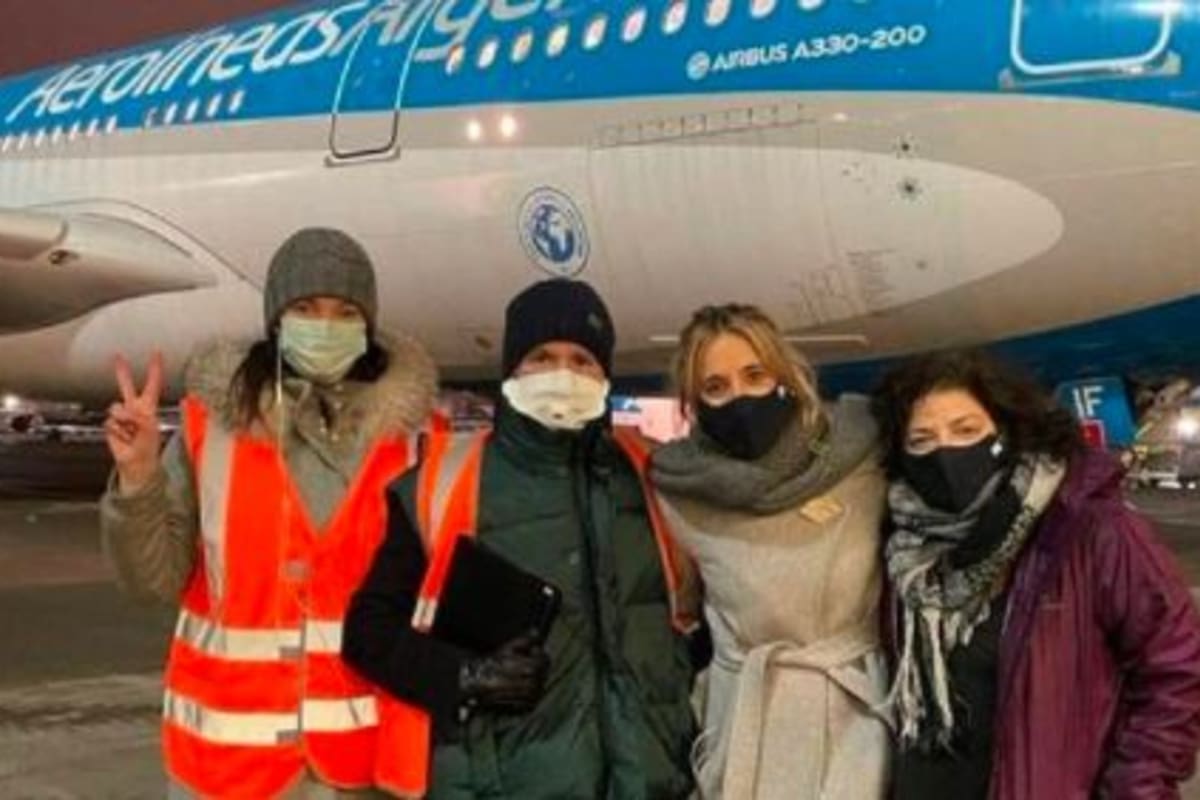 Parte de la delegación argentina posó antes de subir al avión que transportó las dosis de Sputnik V