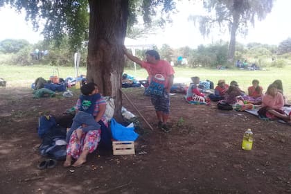 Parte de la delegación, durante una parada en el camino para descansar y alimentarse