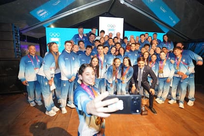 Parte de la delegación nacional en la fiesta del Comité Olímpico Argentino en la Casa Suramericana 2026
