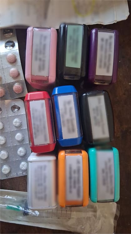 Parte de la documentación y los blisters de medicaciones secuestrados