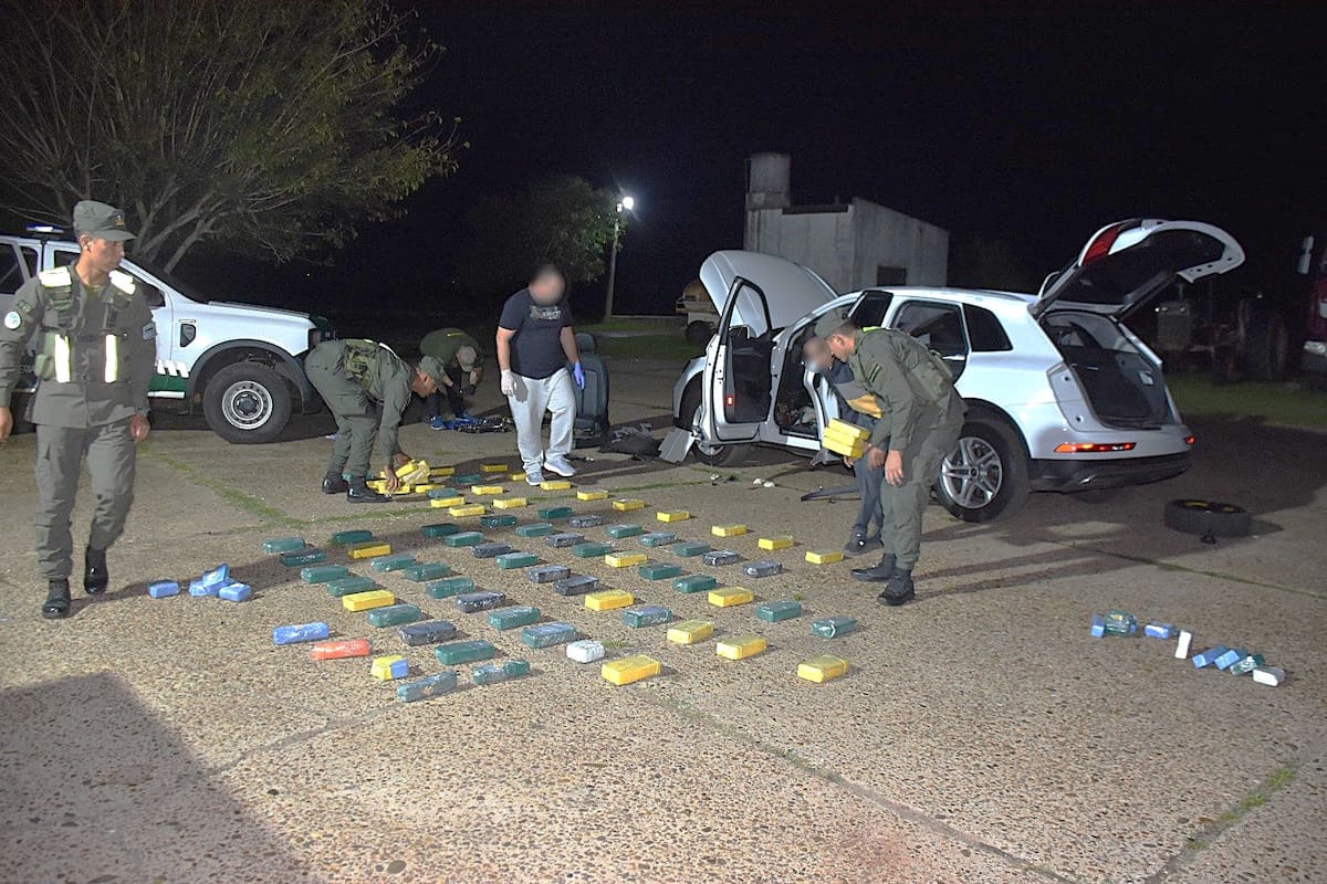 Parte de la droga extraída del doble fondo del auto detenido en Corrientes por la Gendarmería