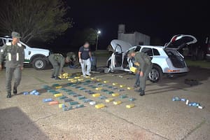 Parte de la droga extraída del doble fondo del auto detenido en Corrientes por la Gendarmería