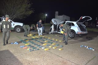 Una joven viajaba con una niña y con 88 kilos de cocaína en un doble piso del auto