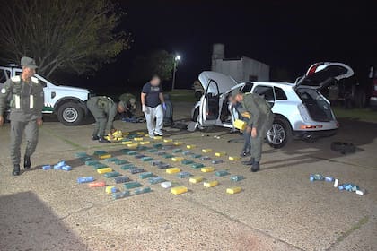 Parte de la droga extraída del doble fondo del auto detenido en Corrientes por la Gendarmería