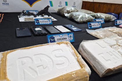 Parte de la droga secuestrada: dos bloques de cocaína con sellos, pastillas de éxtasis, marihuana, ketamina líquida y teléfonos celulares incautados durante el operativo