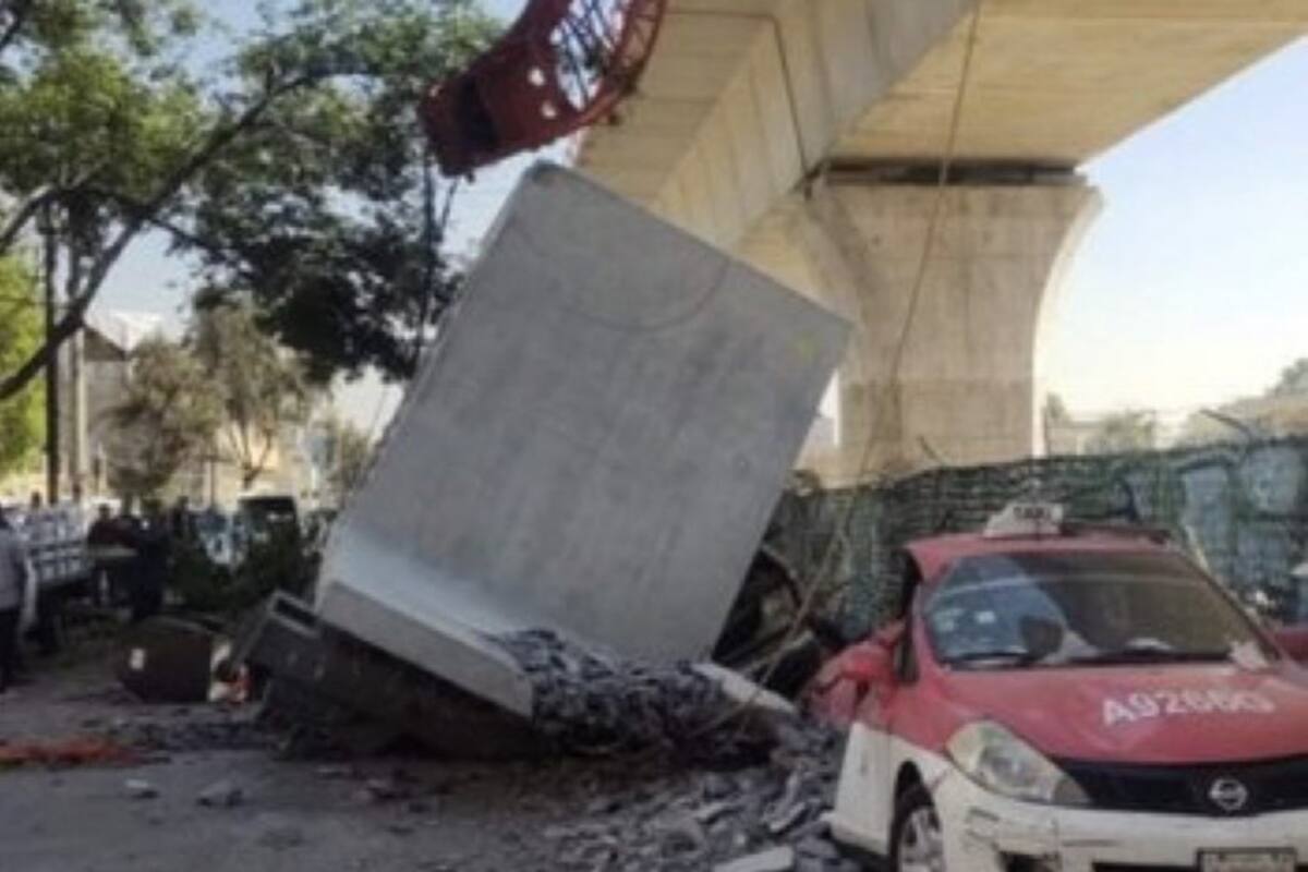 Parte de la estructura del Tren Interurbano México-Tolucase desprendió y aplastó dos vehículos