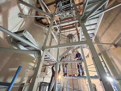 Parte de la estructura para instalar el ascensor interno en el Obelisco