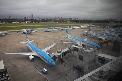 Parte de la flota de Aerolíneas Argentinas estacionados en la pista de la Terminal C del Aeropuerto Internacional Ministro Pistarini, en la ciudad de Ezeiza, Argentina.