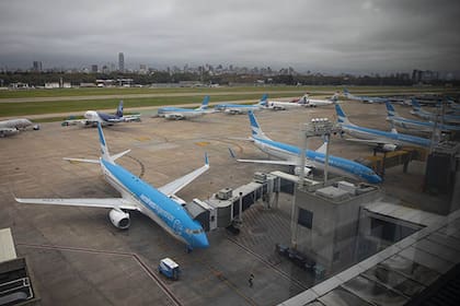 Parte de la flota de Aerolíneas Argentinas estacionados en la pista de la Terminal C del Aeropuerto Internacional Ministro Pistarini, en la ciudad de Ezeiza, Argentina.