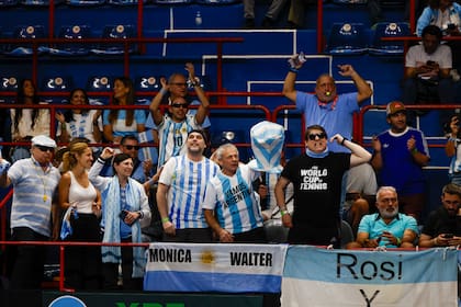 Parte de la hinchada argentina que acompaña la serie ante Turquía en el Ruca Che de Neuquén