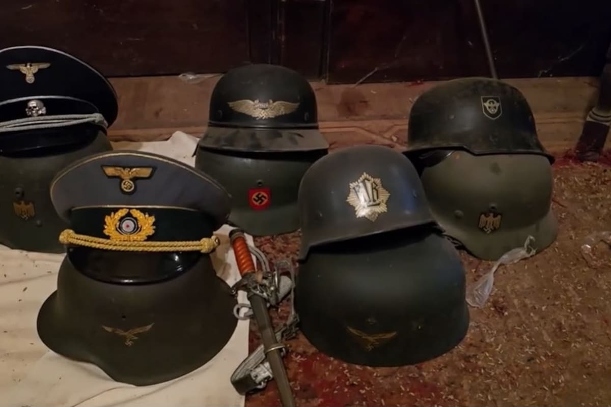 Parte de la indumentaria con simbología nazi que fue secuestrada