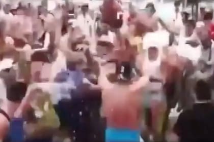 Parte de la letra de la canción que los jóvenes entonaban incluía a una mujer que moría mientras practicaba sexo oral