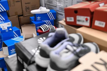 Parte de la mercadería secuestrada durante los allanamientos, entre ellos calzado y accesorios importados sin control aduanero