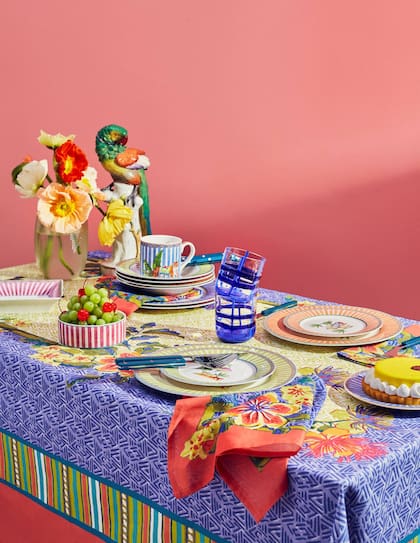 Parte de la nueva colección de vajilla, sobre sus siempre coloridos individuales y manteles.