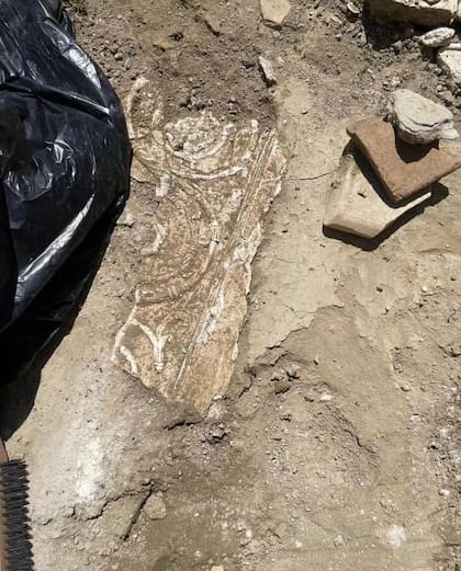 Parte de la ornamentación que decoró la piscina hallada en Durrës
