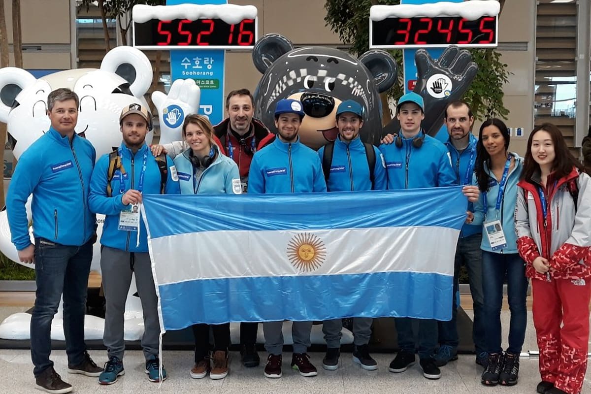 Parte de la representación nacional en Pyeongchang: Sebastiano (mochila) y Nicol (auriculares) Gastaldi, Matías Zuloaga (auriculares) y María Cecilia Domínguez (acreditación)
