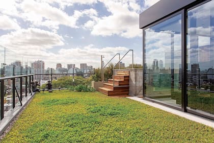 Parte de la terraza se ilumina gracias a una celda solar, y cuenta con un sistema de riego automático, para no derrochar ni tiempo ni agua.