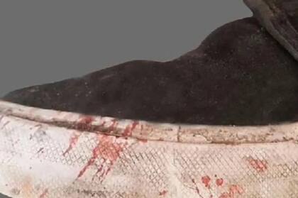 Parte de la zapatilla con manchas hemáticas