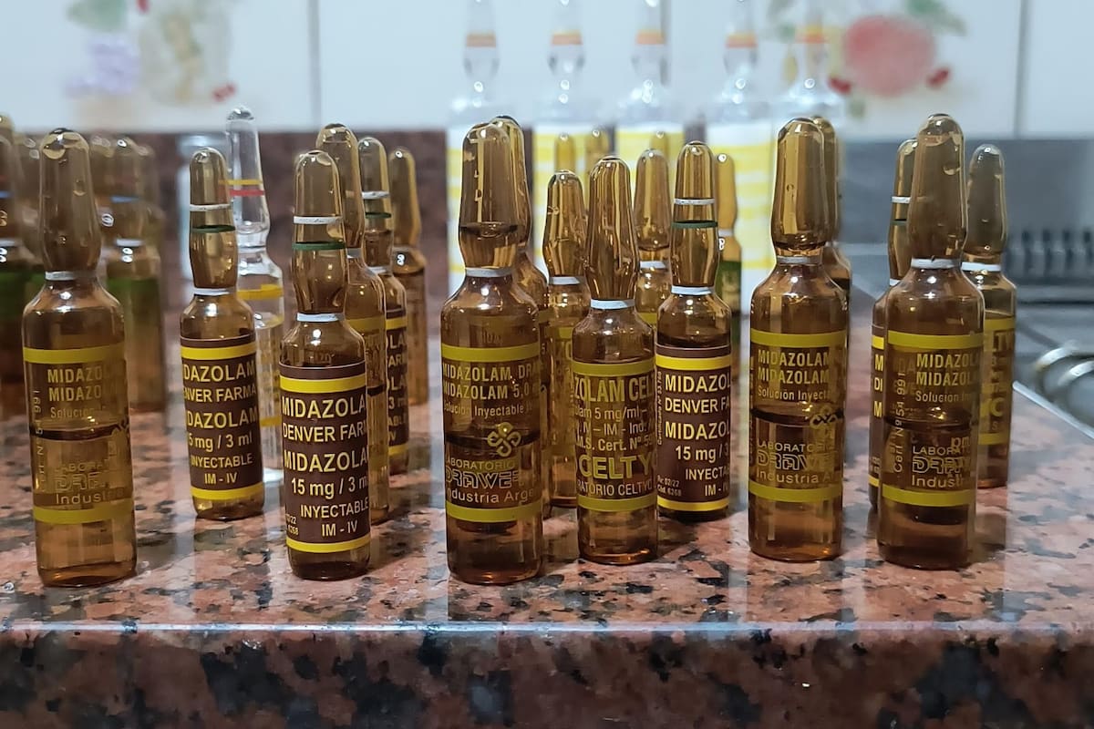 Parte de las ampollas halladas en un departamento de Palermo en el que encontraron muerto a un enfermero de 44 años