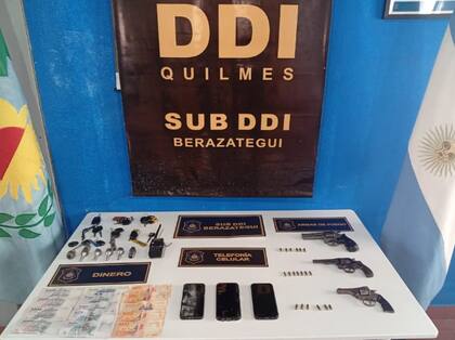 Parte de las armas, llaves, dinero y celulares secuestrados