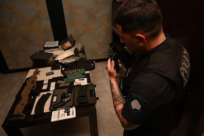 Parte de las armas secuestradas durante el allanamiento en un departamente situado en Parque Chacabuco