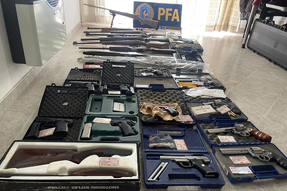 Parte de las armas secuestradas durante recientes allanamientos realizados por la Policía Federal Argentina en Rosario