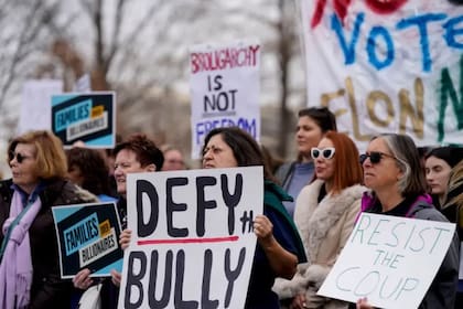 Parte de las bases demócratas se han mostrado descontentas con lo que consideran docilidad de su partido ante las decisiones del gobierno de Trump