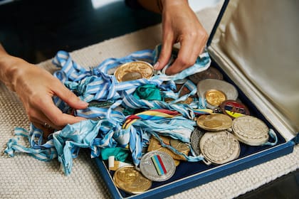 Parte de las decenas de medallas cosechadas por Romina Plataroti en su carrera deportiva