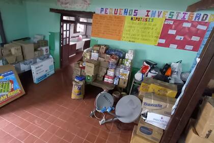 Parte de las donaciones que Jamiro llevó a la escuela (ropa, comida, artículos de limpieza y zapatillas, entre otras cosas) y la antena de DirectTV para que los alumnos pudieran ver el mundial