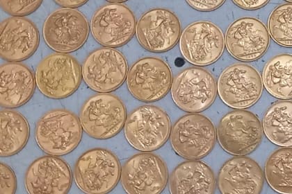 Parte de las monedas depositadas en la caja de seguridad y que no fueron sustraídas
