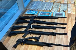 Allanaron 13 locales de comida rápida: tenían armas, dólares y más de 250 empleados no registrados