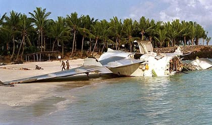 Parte de lo que parece ser la cola de la aeronave es llevada a tierra