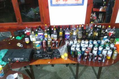 Parte de lo secuestrado por la policía en la fiesta ilegal que hubo anoche en un balneario de Miramar