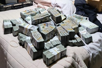 Parte de los 4.000.000 de dólares secuestrados en una casaquinta de Francisco Álvarez, en Moreno