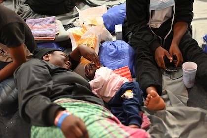 Parte de los 572 sobrevivientes rescatados por un barco de la ONG Geo Barents, descansan en la cubierta en el Mar Mediterráneo, en una imagen tomada el 30 de octubre de 2022. (Candida Lobes vía AP)